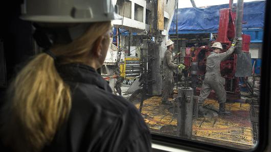 Crude Prices Climb After US Oil Output Falls for 6th Week