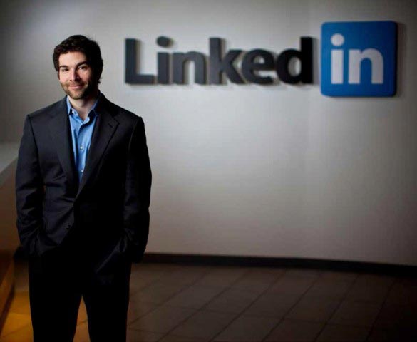 LinkedIn CEO passes 2016 stock package to employees