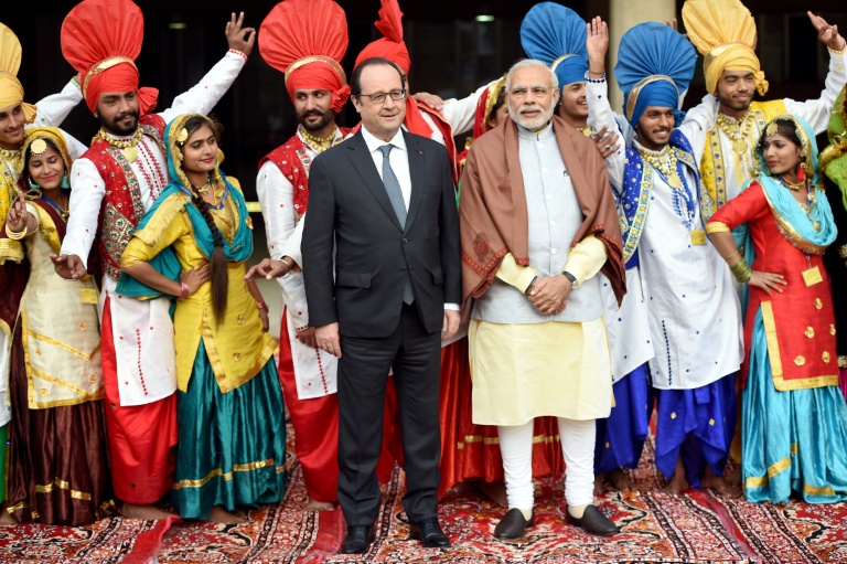 AFP  Stephane De Sakutin French President Francois Hollande and Indian Prime Minister Narendra Modi pose with dancers after their visit to the 'Beaux-Arts' Museum in Chandigarh